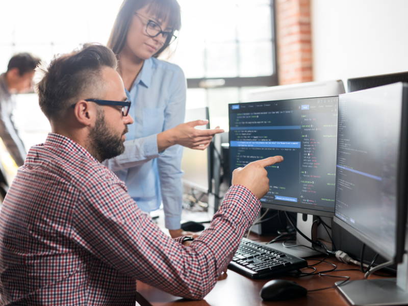 ‘blog-perfiles-tecnologicos-demandados-2025-chile Profesionales de tecnología colaborando en proyecto de transformación digital con enfoque híbrido