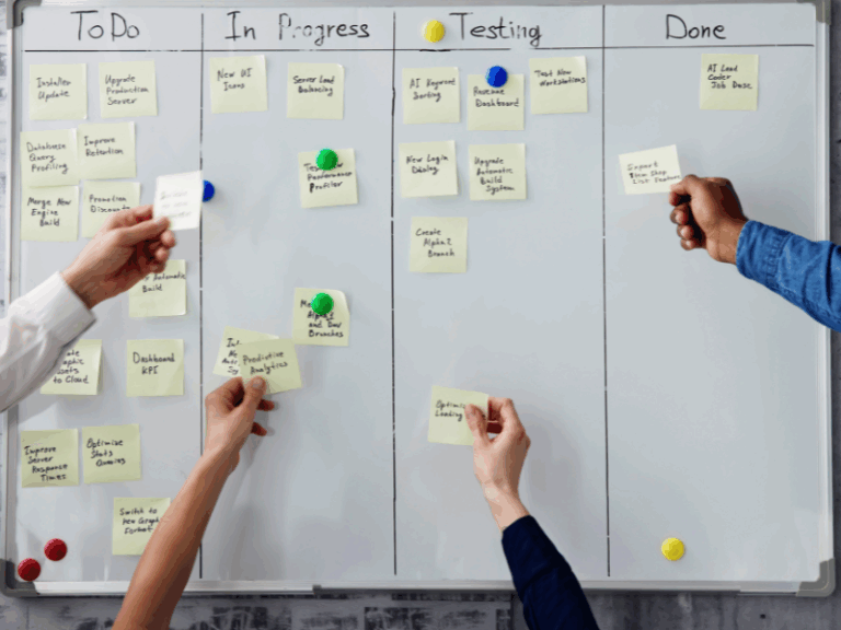 Líder tecnológico facilitando sesión de innovación con equipos multidisciplinarios