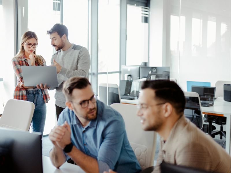 Equipo trabajando en outsourcing de valor para innovación empresarial