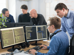 Desarrolladores implementando metodologías ágiles para prevenir deuda técnica en desarrollo de software
