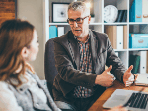Profesionales senior en tecnología aportando liderazgo y experiencia en equipos intergeneracionales