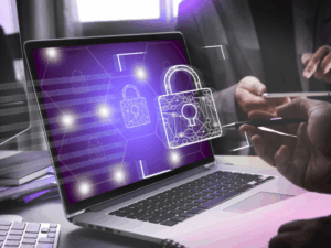 Profesional ciberseguridad analizando costos brechas seguridad protección datos empresas