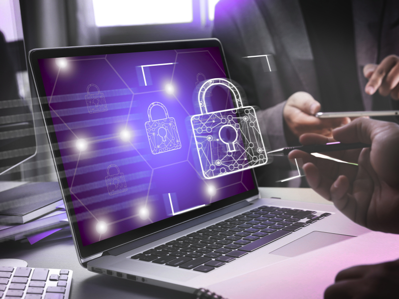 Profesional ciberseguridad analizando costos brechas seguridad protección datos empresas