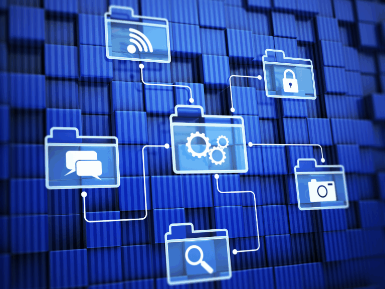 Sistema de carpetas digitales azules conectadas con iconos de herramientas sobre patrón geométrico, ilustrando organización de datos y flujos de trabajo distribuidos