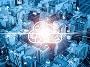 Vista urbana con superposición de infraestructura cloud digital y conectividad de red, representando transformación digital y resiliencia empresarial