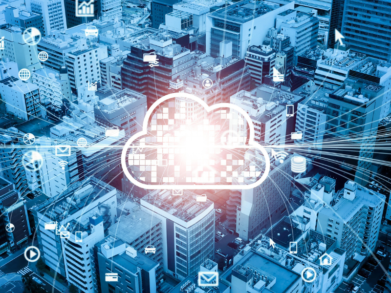 Vista urbana con superposición de infraestructura cloud digital y conectividad de red, representando transformación digital y resiliencia empresarial