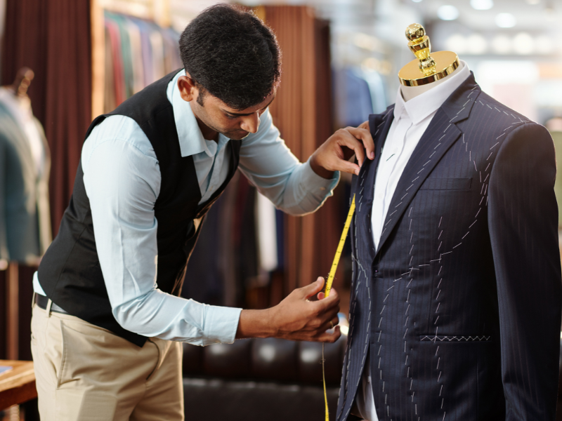 Paralelo de un sastre haciendo un traje a la medida en referencia a software para empresas hecho a la medida