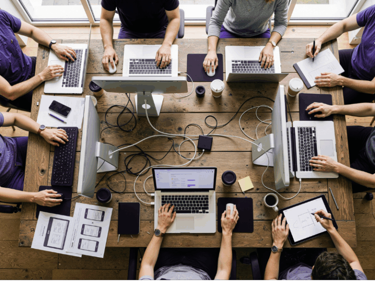 Equipo de desarrollo implementando integración de APIs en sistemas corporativos Chile