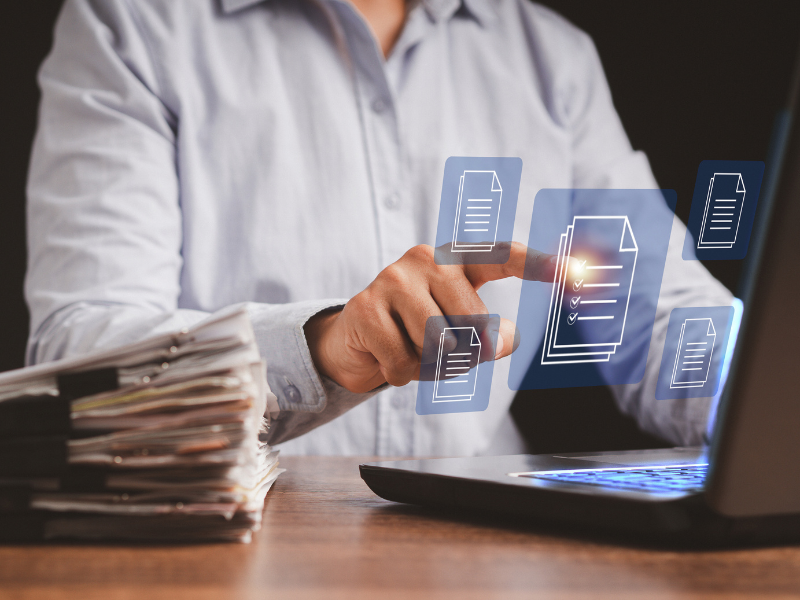 Profesional gestionando documentos digitales mediante automatización documental en empresa chilena