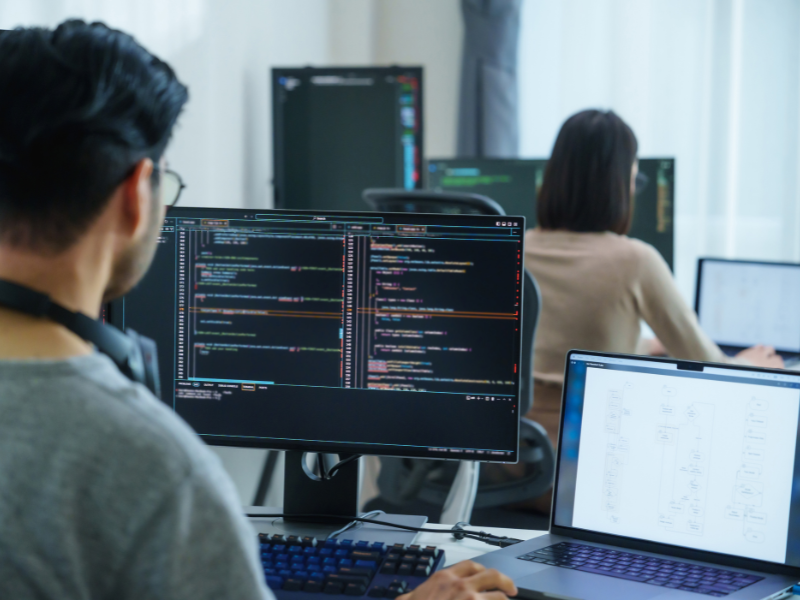 Equipo DevOps implementando automatización CI/CD en empresa mediana Chile