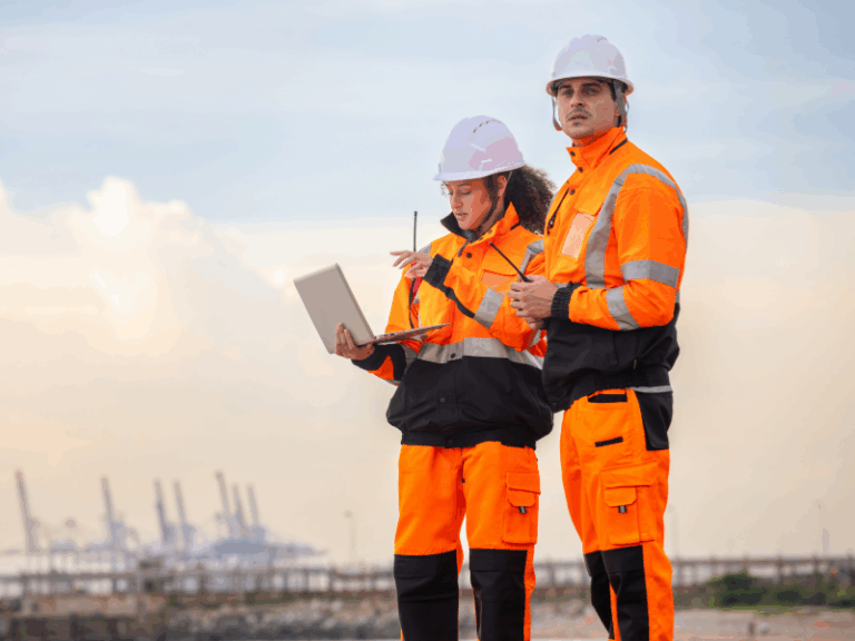 Equipo de seguridad industrial con laptop digitalizando operaciones en terreno Chile