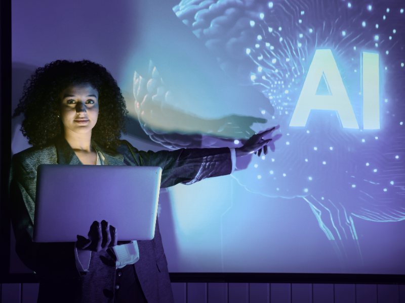 Desarrolladora trabajando con tecnología de inteligencia artificial en equipo de desarrollo Chile