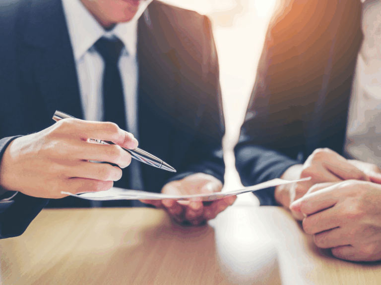 Evaluación de propuestas tecnológicas y contratos en proceso de procurement empresarial Chile