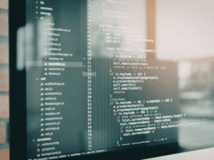 Código fuente en pantalla durante proceso de code review y análisis de calidad