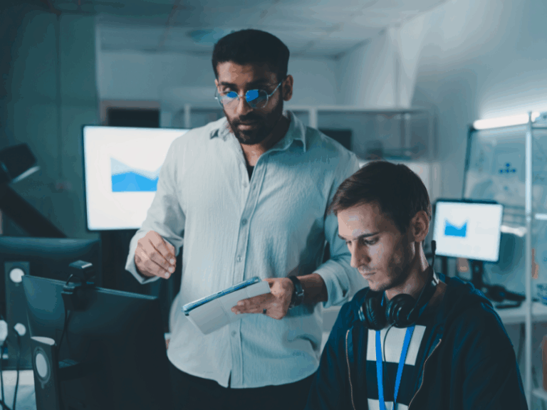 Equipo de desarrollo analizando vulnerabilidades en librerías de terceros