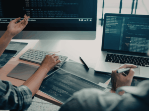 Desarrolladores colaborando en revisión de código y gestión de dependencias de software