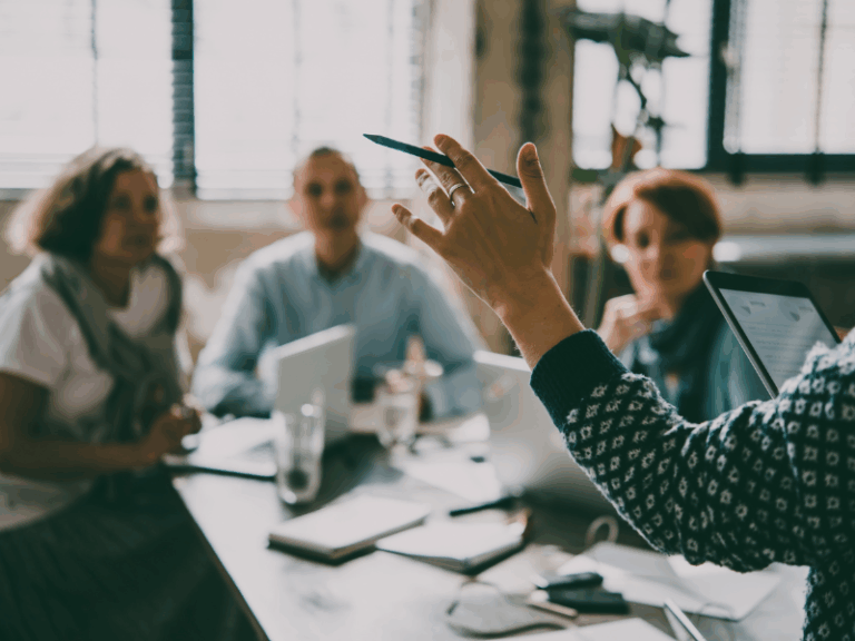 Equipo de PyME en reunión de planificación de inversión tecnológica