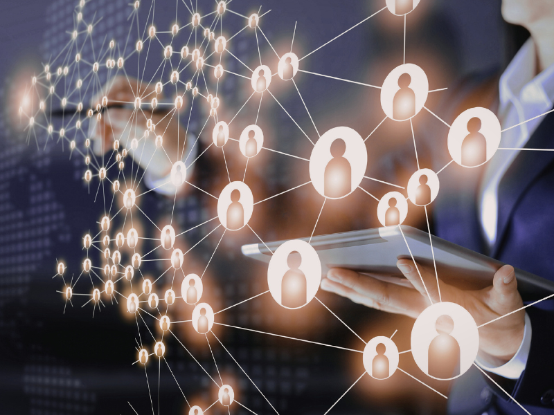 Panel digital con indicadores de seguridad, cumplimiento y gobierno de datos para auditoría Ley 21.719 en Chile.