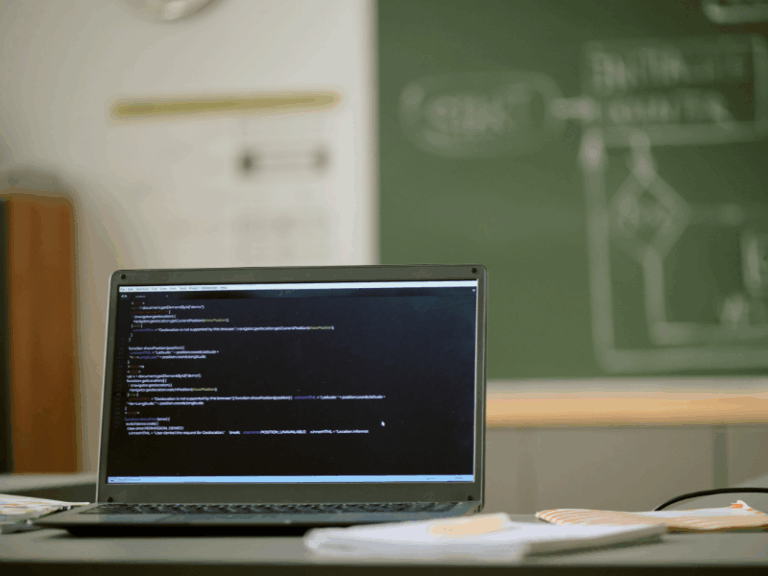 Repositorio de código con documentación técnica versionada bajo enfoque Docs as Code y ADR en pantalla de portátil.