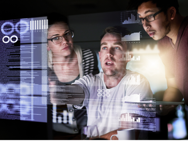 Equipo de TI gestionando migración de datos empresarial con supervisión de continuidad operativa