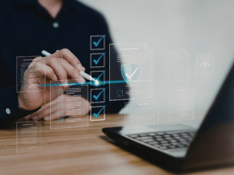 Gerente revisando checklist de validación de datos en proceso de cambio de sistema empresarial