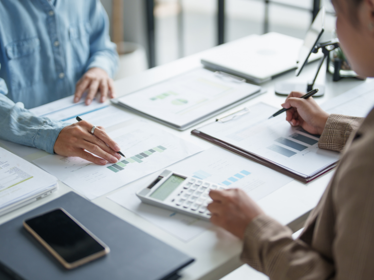Equipo empresarial analizando ahorro de costos y productividad tras implementar automatización SaaS