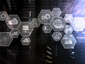 Red tecnológica empresarial con íconos hexagonales de infraestructura TI: nube, servidores, analítica y conectividad en ecosistema digital