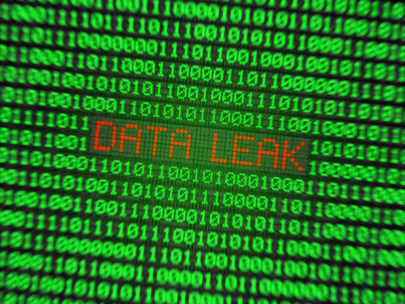 Pantalla con código binario y alerta de filtración de datos: vulneración de seguridad que compromete información personal bajo la Ley 21.719