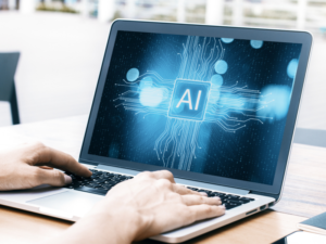 Manos escribiendo en laptop con pantalla mostrando inteligencia artificial aplicada al desarrollo de software