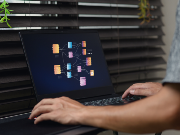 Notebook mostrando una visualización de datos conectados en pantalla, en un espacio de trabajo con luz natural
