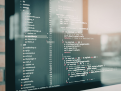 Código fuente en pantalla durante proceso de code review y análisis de calidad