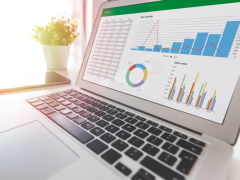 Empresario evaluando migración Excel software empresarial gestión empresas Chile