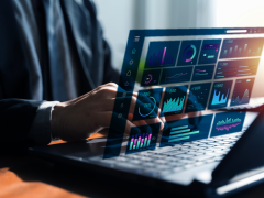 Ejecutivo analizando dashboard de datos empresariales con múltiples métricas e indicadores para toma de decisiones