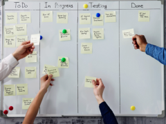 blog-innovacion-equipos-pequenos-metodologias-agiles-2025 Equipo ágil trabajando con recursos limitados