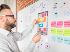 Equipo desarrollo software planificando arquitectura técnica evolución MVP producto robusto