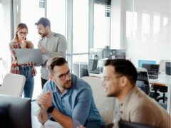 Equipo trabajando en outsourcing de valor para innovación empresarial