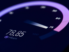 Medidor de velocidad digital que representa el rendimiento y tiempo de respuesta de una aplicación empresarial