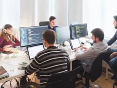 Arquitecto de software trabajando en modernización de sistemas legacy con metodología de refactorización inteligente