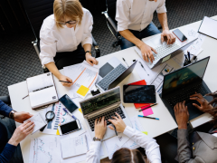 Equipo de TI gestionando transición de proveedor outsourcing con documentación y protocolo estructurado