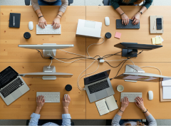Desarrollador implementando estrategias de versionamiento y control de código en entorno de trabajo profesional.