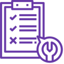 Checklist con elementos aprobados y uno rechazado junto a una herramienta de mantención, representando deuda técnica por resolver