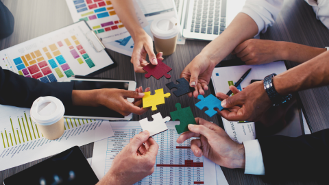 Integración de sistemas financieros durante una fusión empresarial para asegurar continuidad operacional y experiencia de clientes