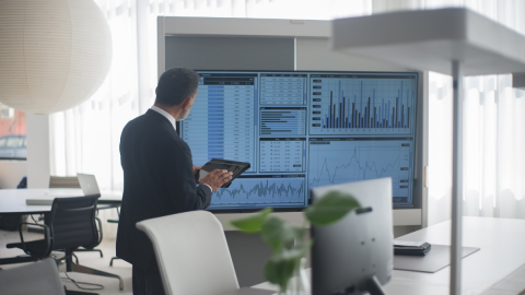 Ejecutivo analizando información comercial y monitoreo competitivo de precios
