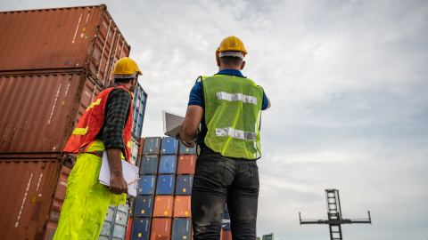 Supervisores coordinando dotación operativa en terminal portuario